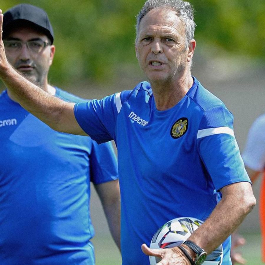 Caparrós entrenando a la Selección