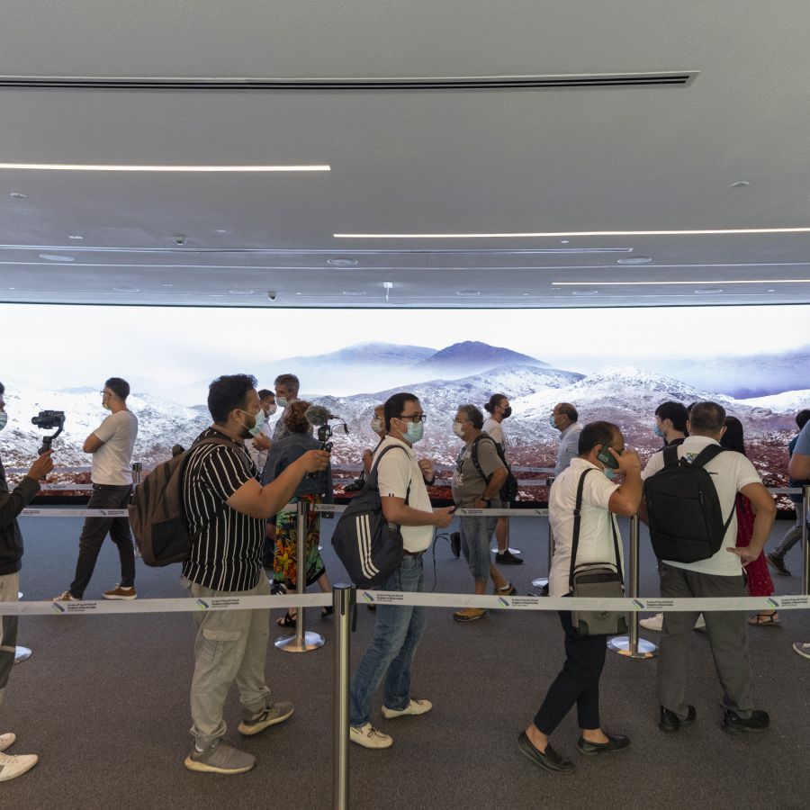 Visitantes del pabellón contemplando el impactante audiovisual