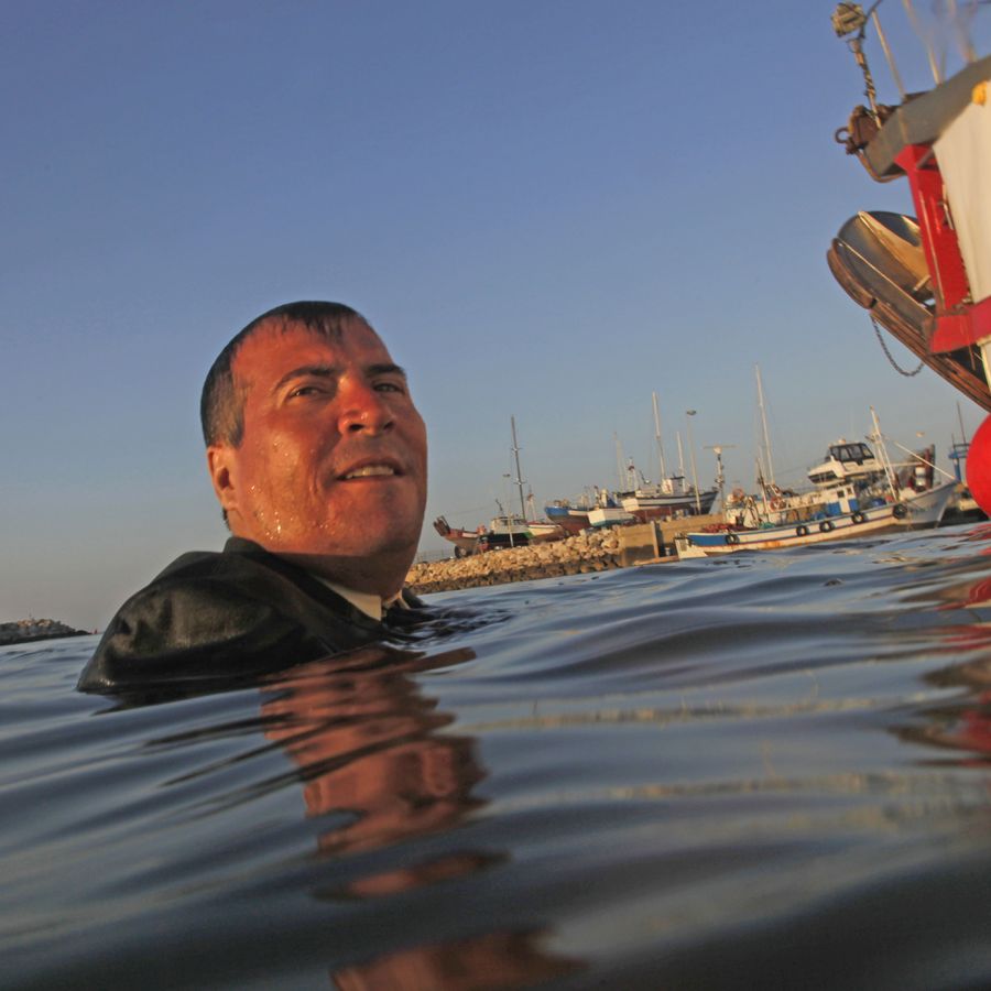 Joaquín Mora preparándose para "dar vida" al "Hombre muerto"