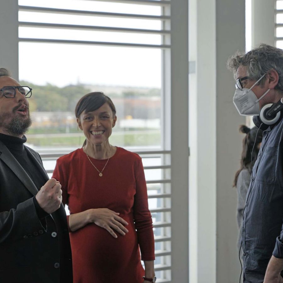 Juanfra Juárez y Tamara Arias conversan con Angel Tirado durante el rodaje